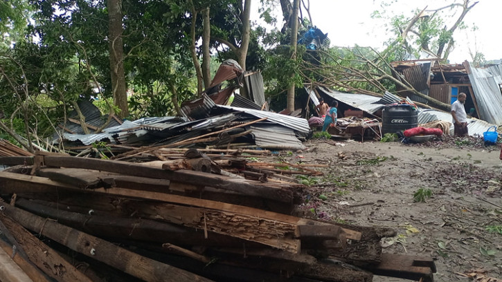 ১ মিনিটের টর্নেডোয় তিন গ্রাম লণ্ডভণ্ড