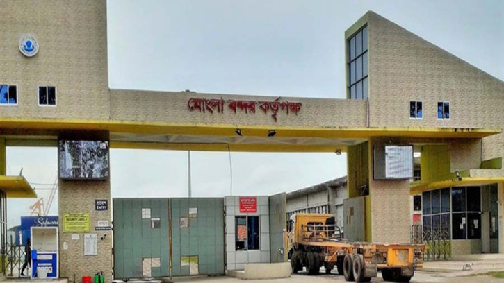 বিলাসবহুল ৪৯৮ গাড়ি মোংলা বন্দরে