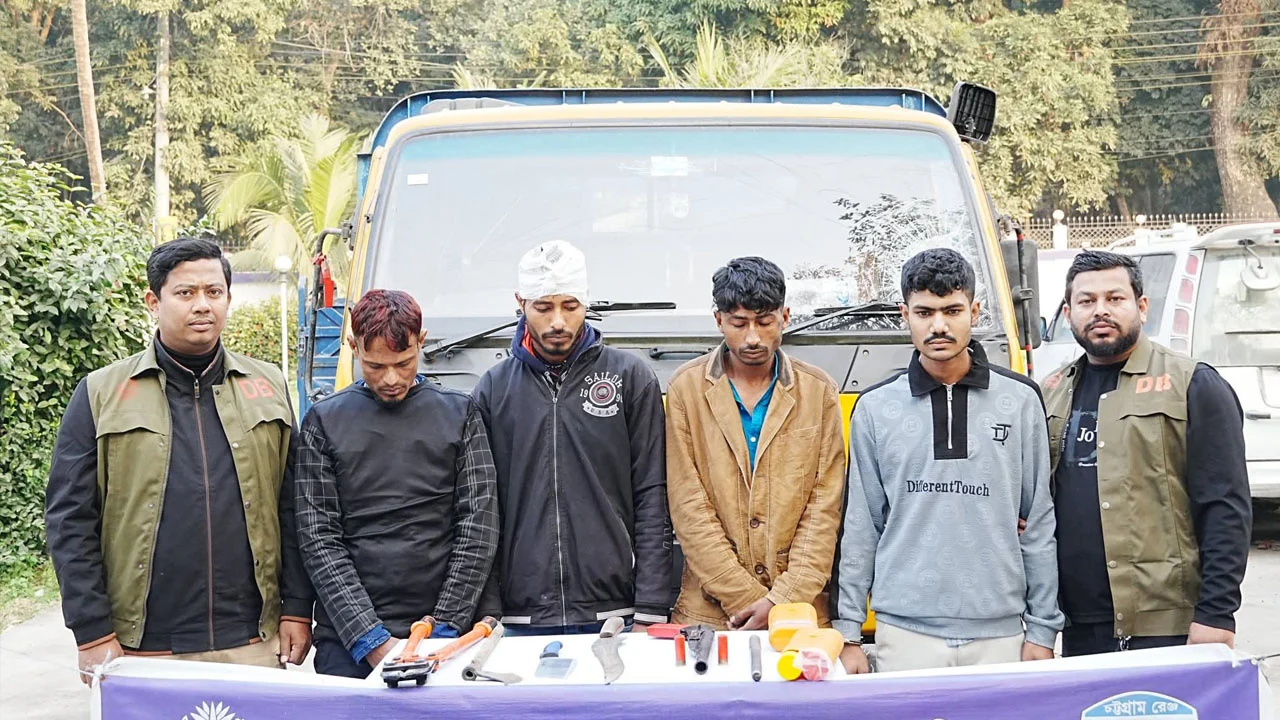 গরু ও অস্ত্রসহ কুমিল্লায় আন্তঃজেলা ডাকাত চক্রের ৪ জন আটক